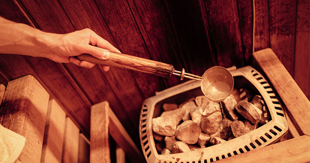 Wasser auf Sauna Steine